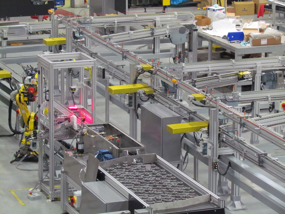 Conveyors feeding multiple machines with accumulation